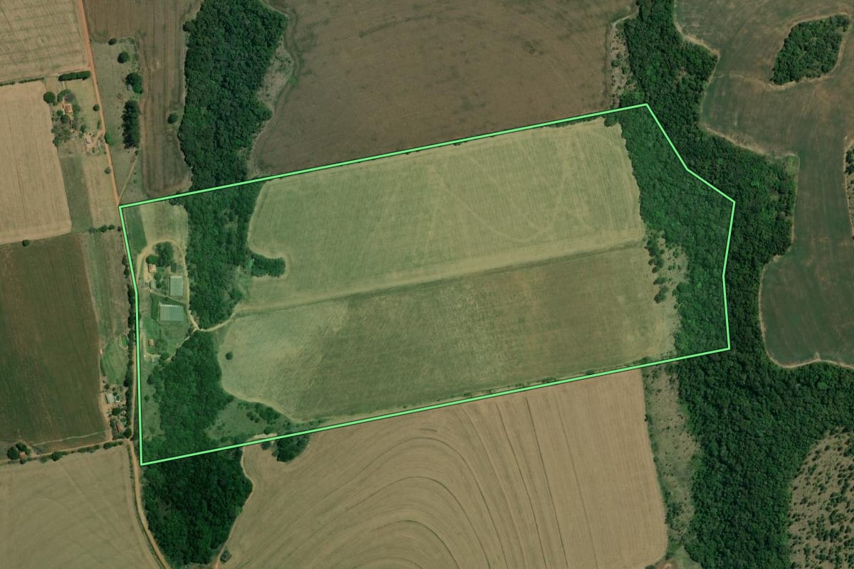 Imagem de satélite do imóvel rural em Itaberá (SP), com o contorno declarado no CAR desenhado por cima.