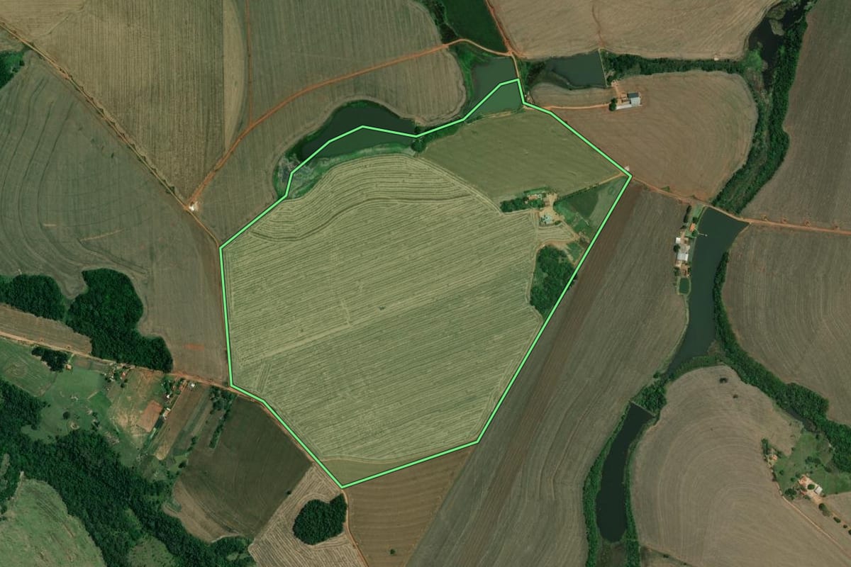 Imagem de satélite do imóvel rural em Itaberá (SP), com o contorno declarado no CAR desenhado por cima.