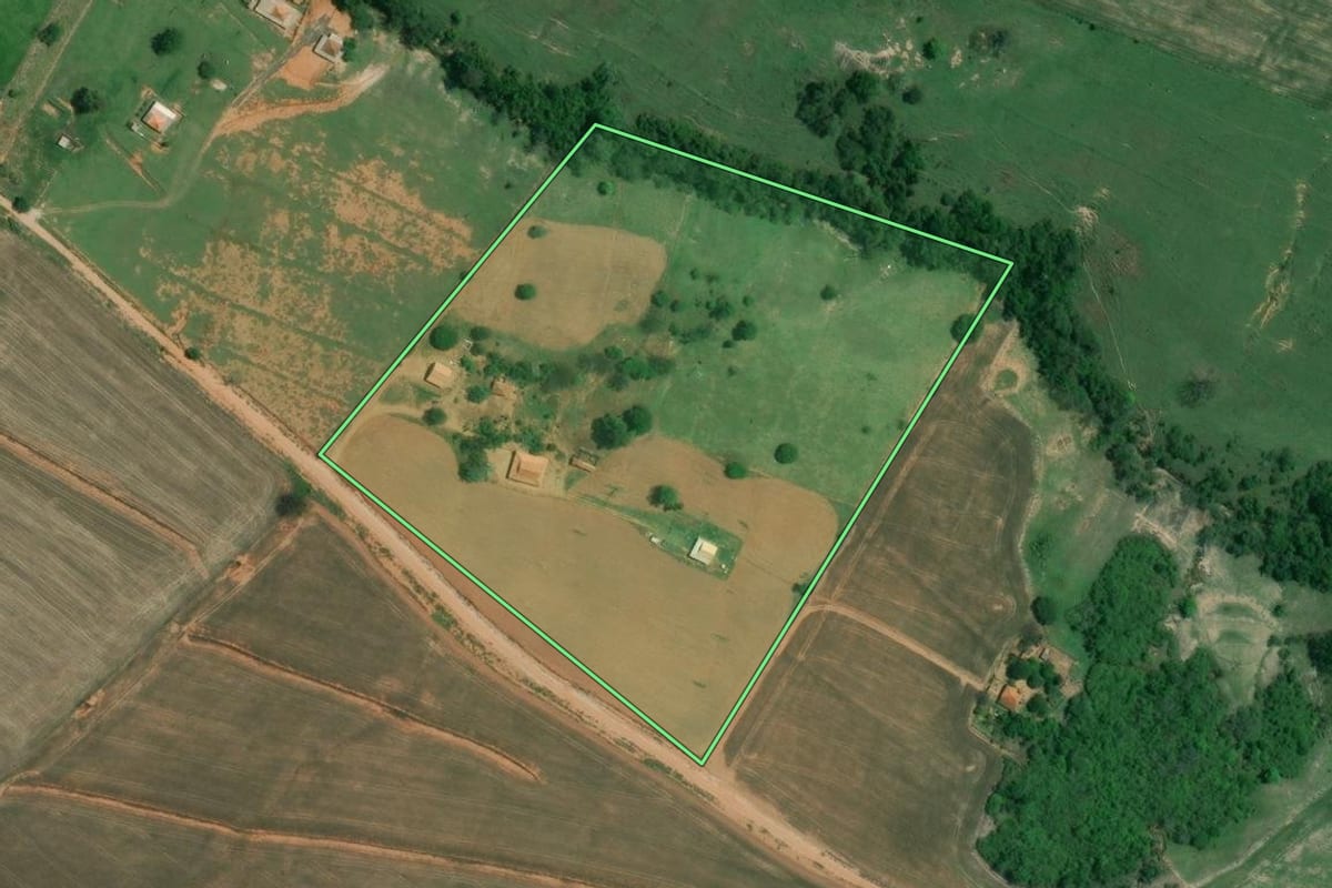 Imagem de satélite do imóvel rural em Itaberá (SP), com o contorno declarado no CAR desenhado por cima.