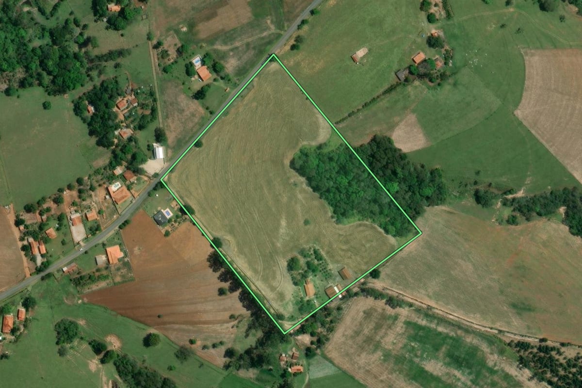 Imagem de satélite do imóvel rural em Itaberá (SP), com o contorno declarado no CAR desenhado por cima.