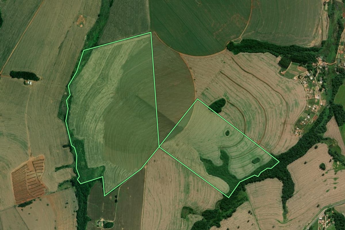 Imagem de satélite do imóvel rural em Itaberá (SP), com o contorno declarado no CAR desenhado por cima.