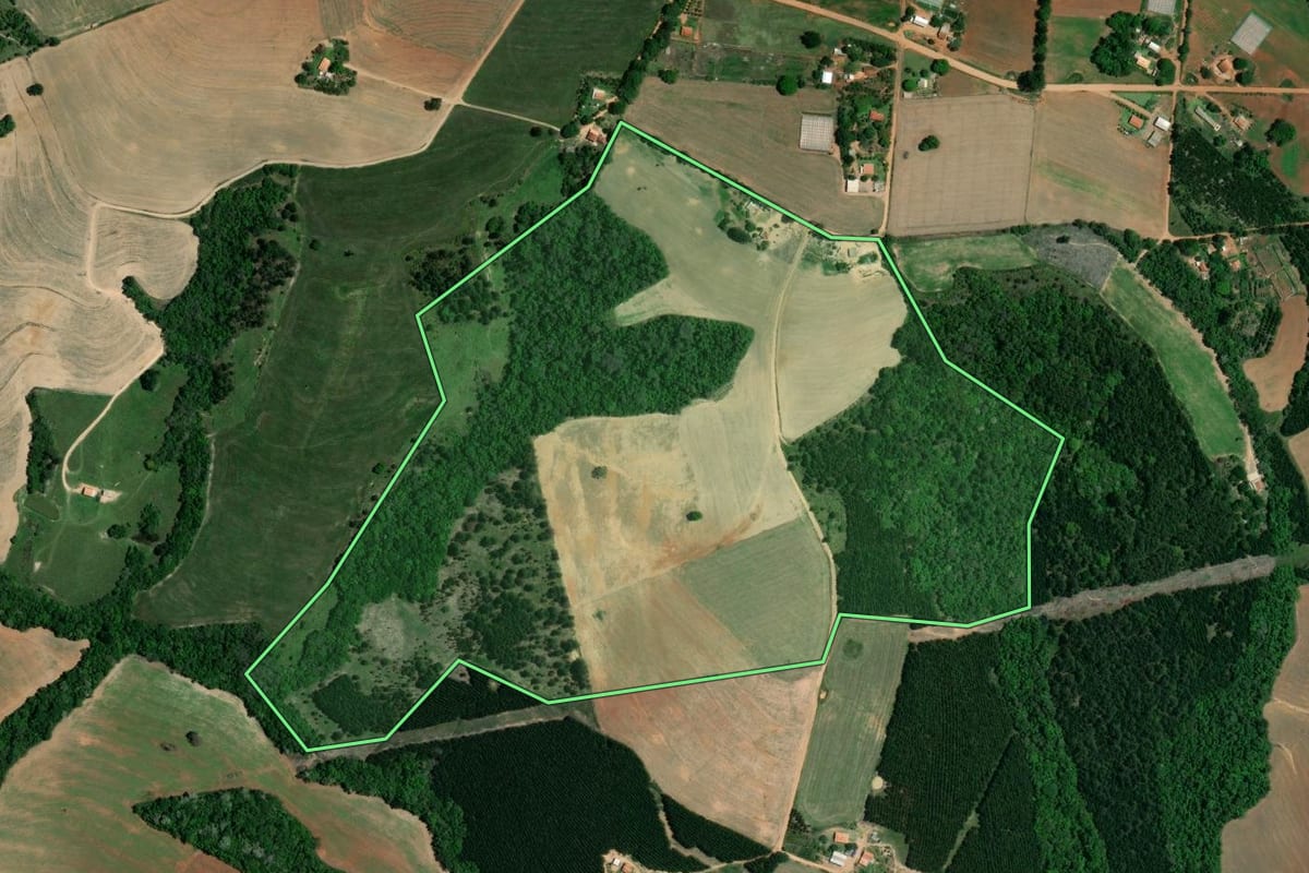 Imagem de satélite do imóvel rural em Itaberá (SP), com o contorno declarado no CAR desenhado por cima.
