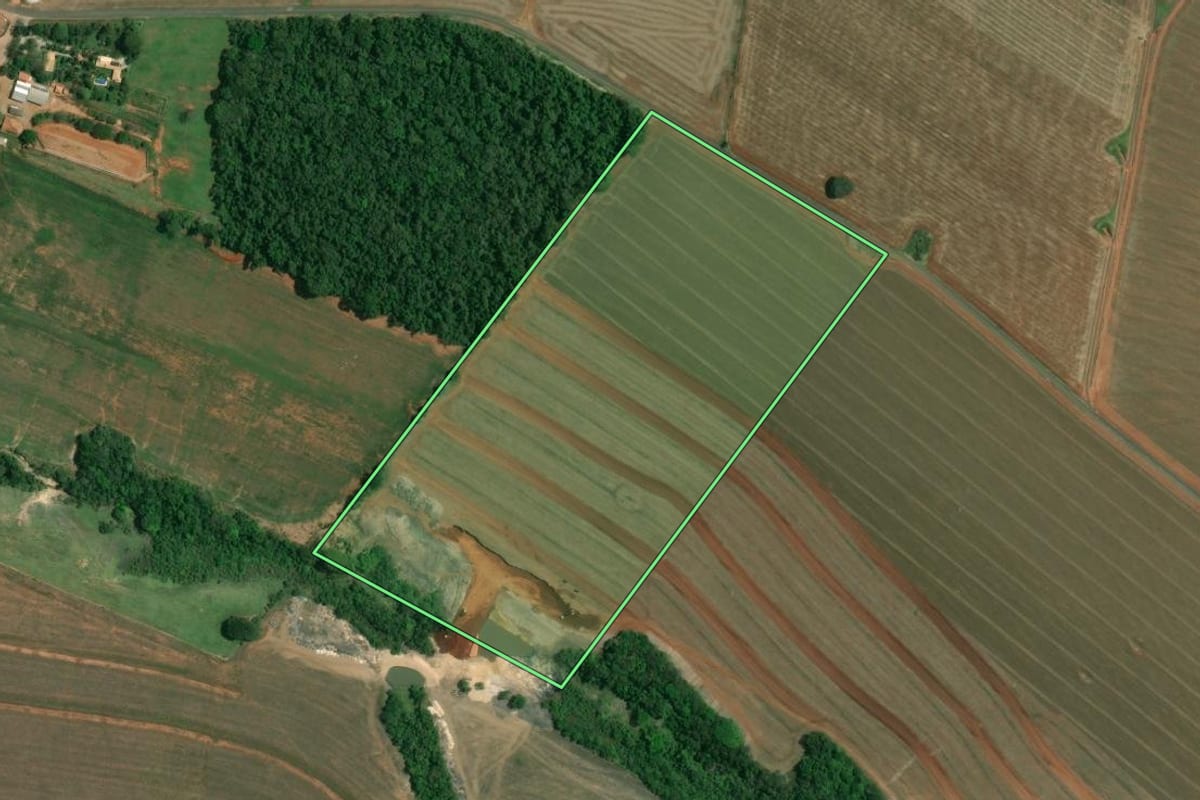 Imagem de satélite do imóvel rural em Itaberá (SP), com o contorno declarado no CAR desenhado por cima.