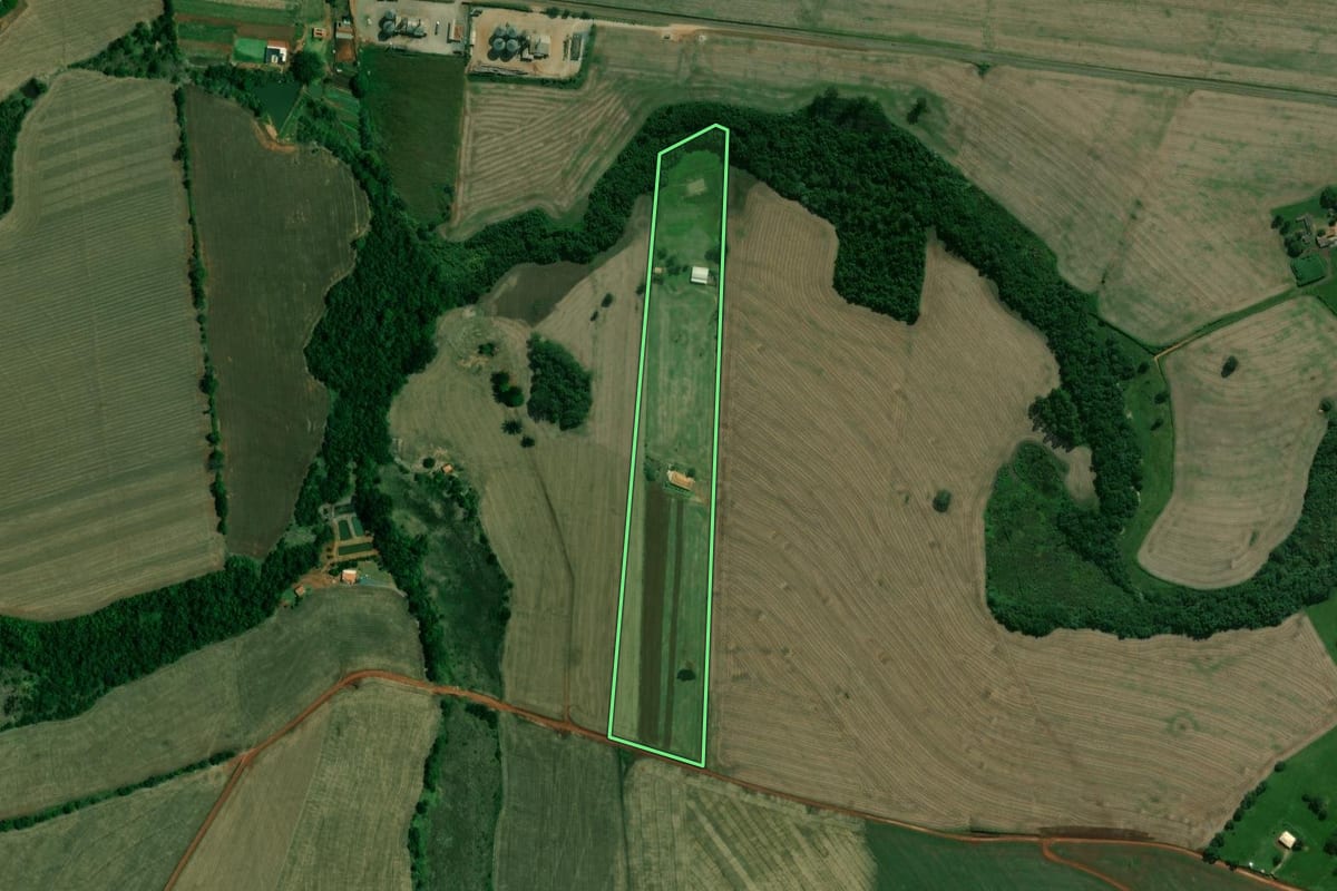 Imagem de satélite do imóvel rural em Itaberá (SP), com o contorno declarado no CAR desenhado por cima.