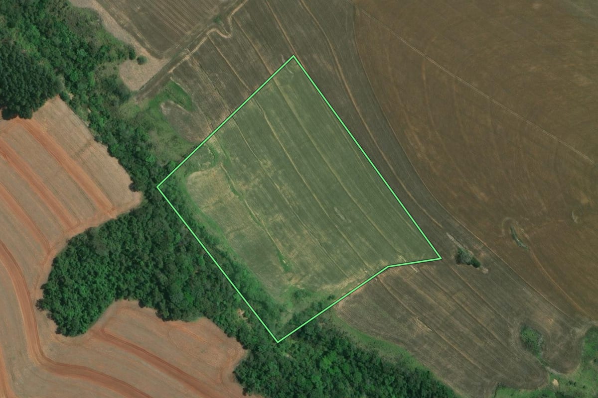 Imagem de satélite do imóvel rural em Itaberá (SP), com o contorno declarado no CAR desenhado por cima.