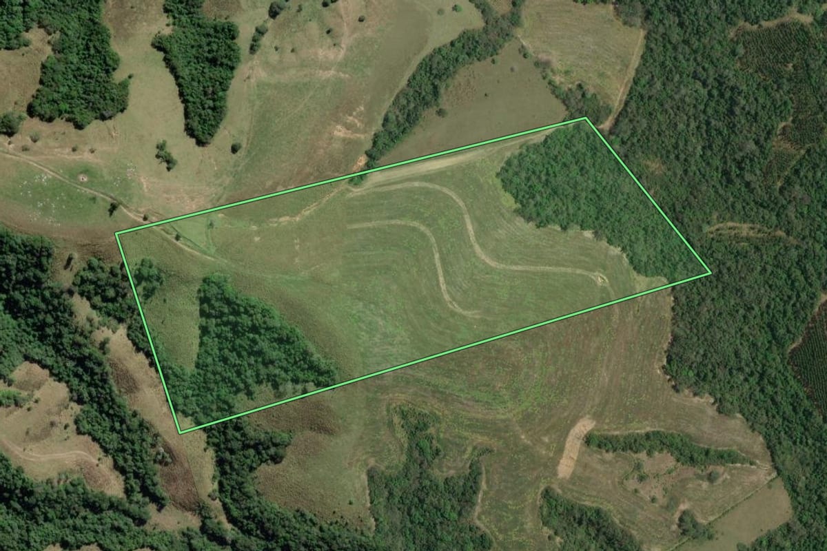 Imagem de satélite do imóvel rural em Itaberá (SP), com o contorno declarado no CAR desenhado por cima.