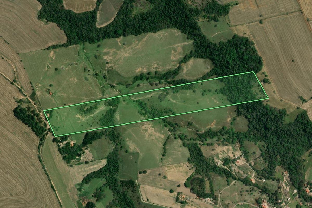 Imagem de satélite do imóvel rural em Itaberá (SP), com o contorno declarado no CAR desenhado por cima.
