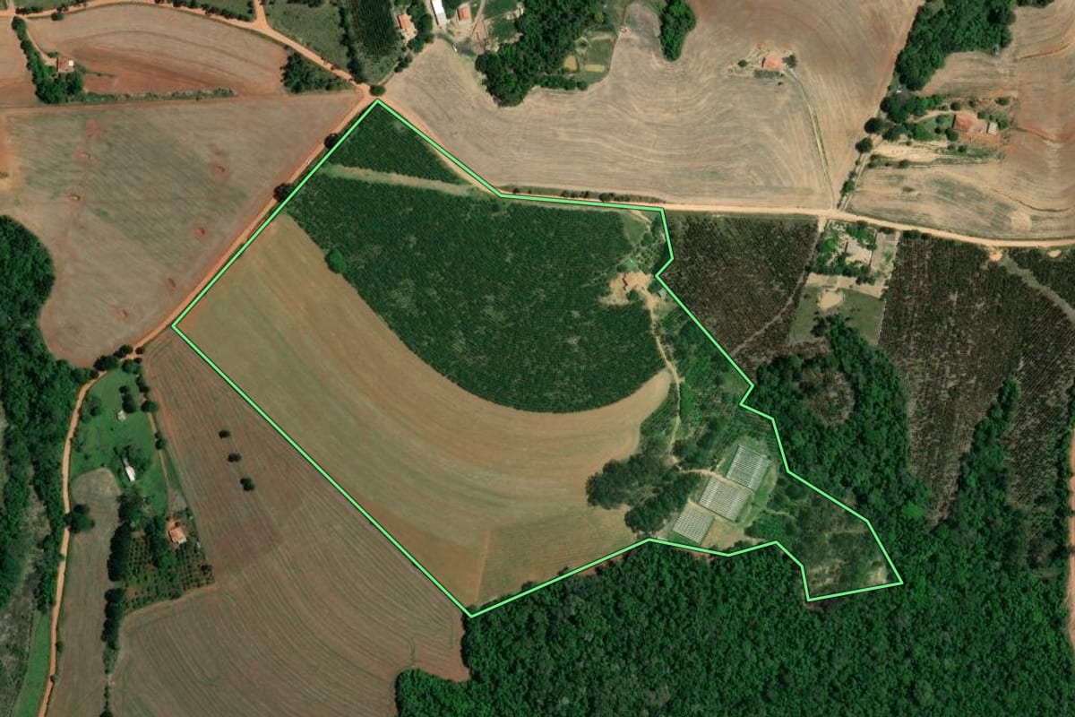 Imagem de satélite do imóvel rural em Itaberá (SP), com o contorno declarado no CAR desenhado por cima.