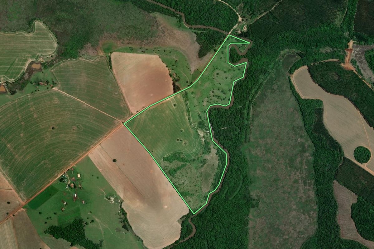 Imagem de satélite do imóvel rural em Itaberá (SP), com o contorno declarado no CAR desenhado por cima.