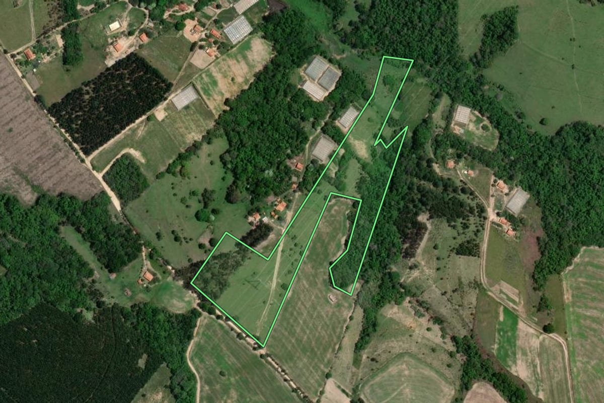 Imagem de satélite do imóvel rural em Itaberá (SP), com o contorno declarado no CAR desenhado por cima.
