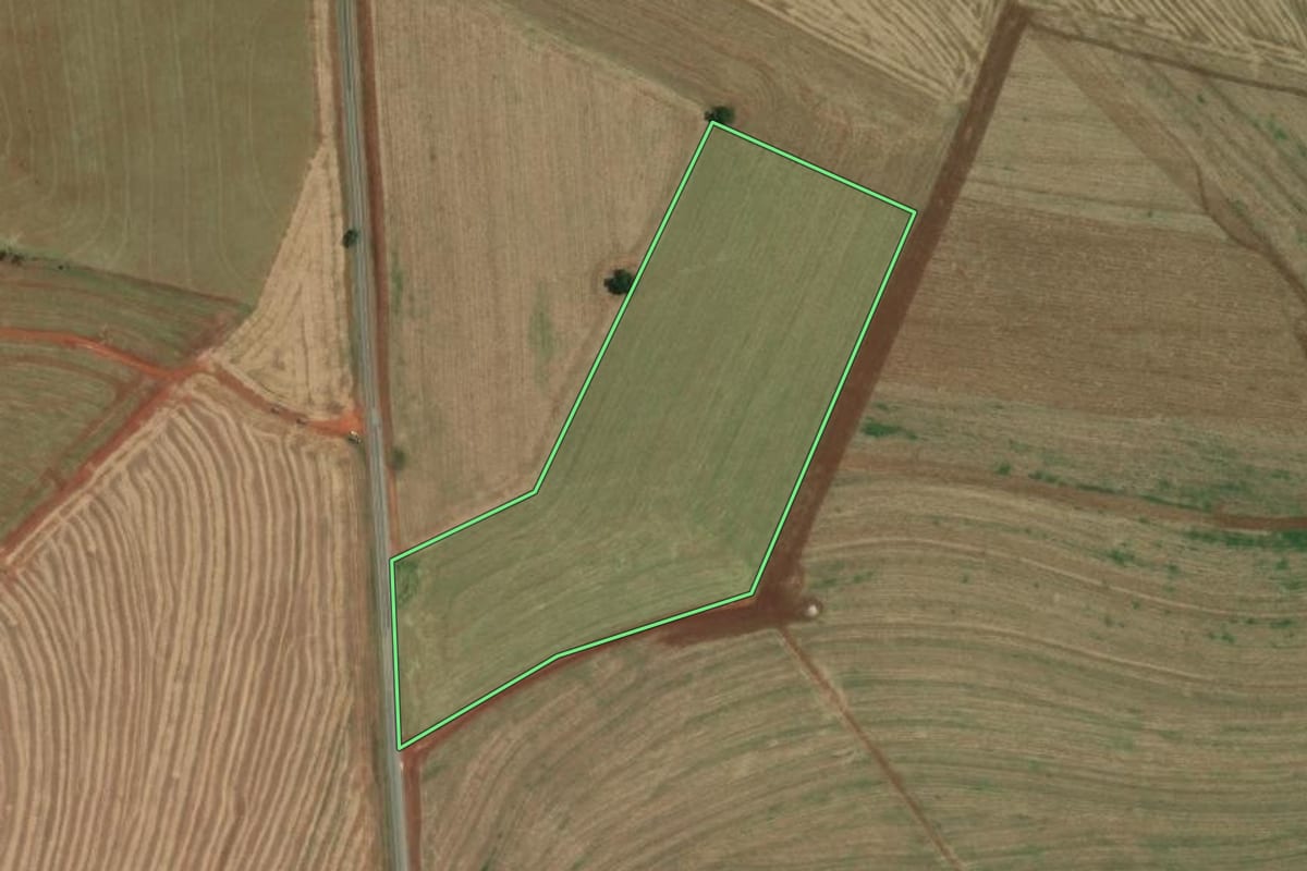 Imagem de satélite do imóvel rural em Itaberá (SP), com o contorno declarado no CAR desenhado por cima.