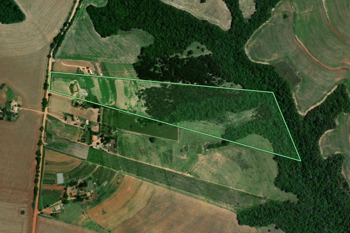 Imagem de satélite do imóvel rural em Itaberá (SP), com o contorno declarado no CAR desenhado por cima.