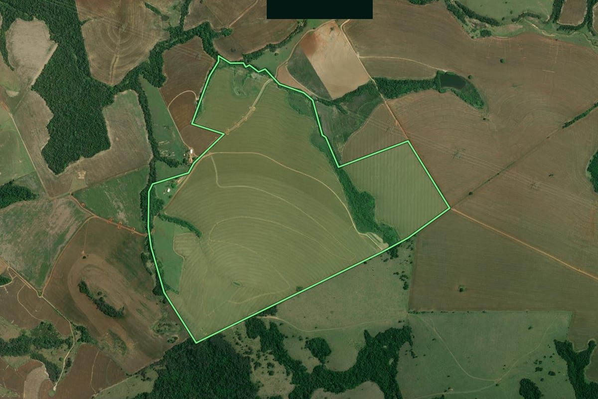 Imagem de satélite do imóvel rural em Itaberá (SP), com o contorno declarado no CAR desenhado por cima.