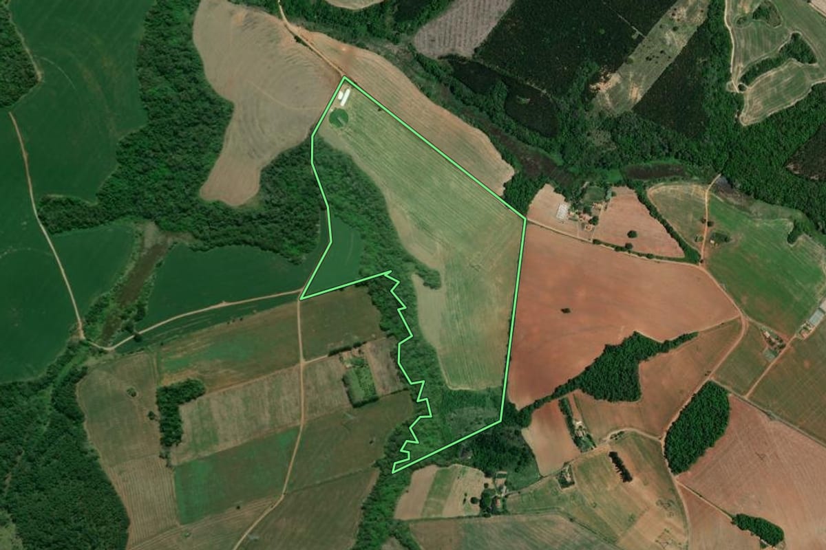 Imagem de satélite do imóvel rural em Itaberá (SP), com o contorno declarado no CAR desenhado por cima.