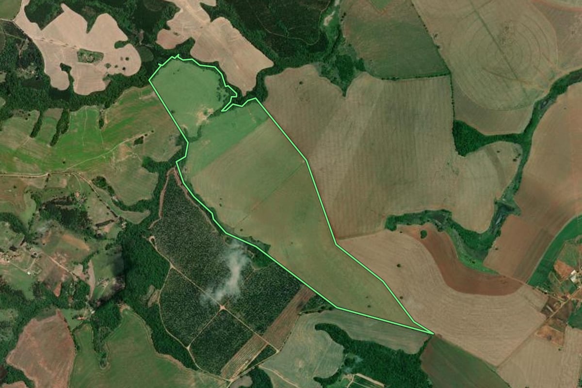 Imagem de satélite do imóvel rural em Itaberá (SP), com o contorno declarado no CAR desenhado por cima.