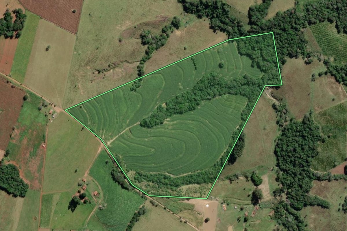 Imagem de satélite do imóvel rural em Itaberá (SP), com o contorno declarado no CAR desenhado por cima.