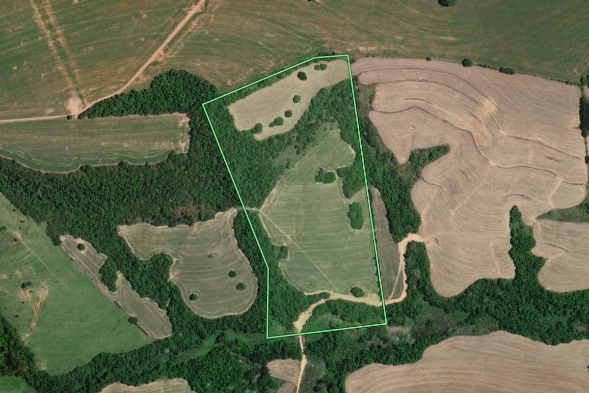 Imagem de satélite do imóvel rural em Itaberá (SP), com o contorno declarado no CAR desenhado por cima.