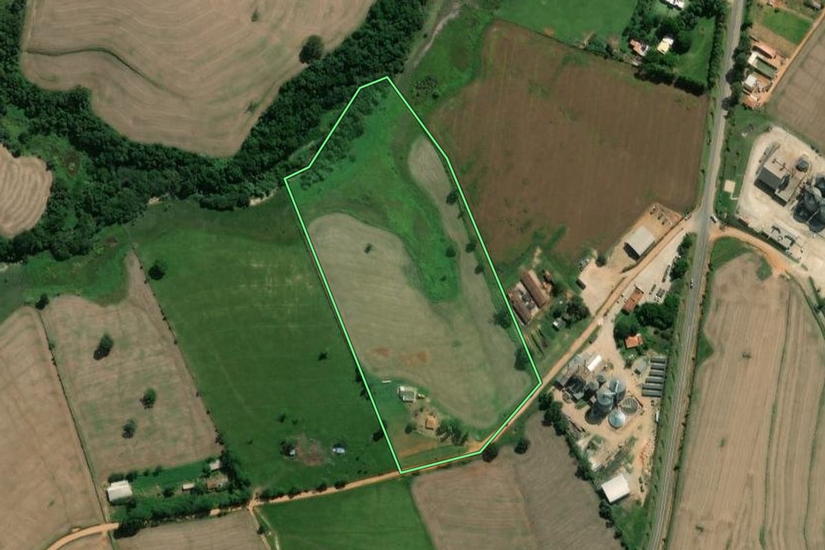 Imagem de satélite do imóvel rural em Itaberá (SP), com o contorno declarado no CAR desenhado por cima.