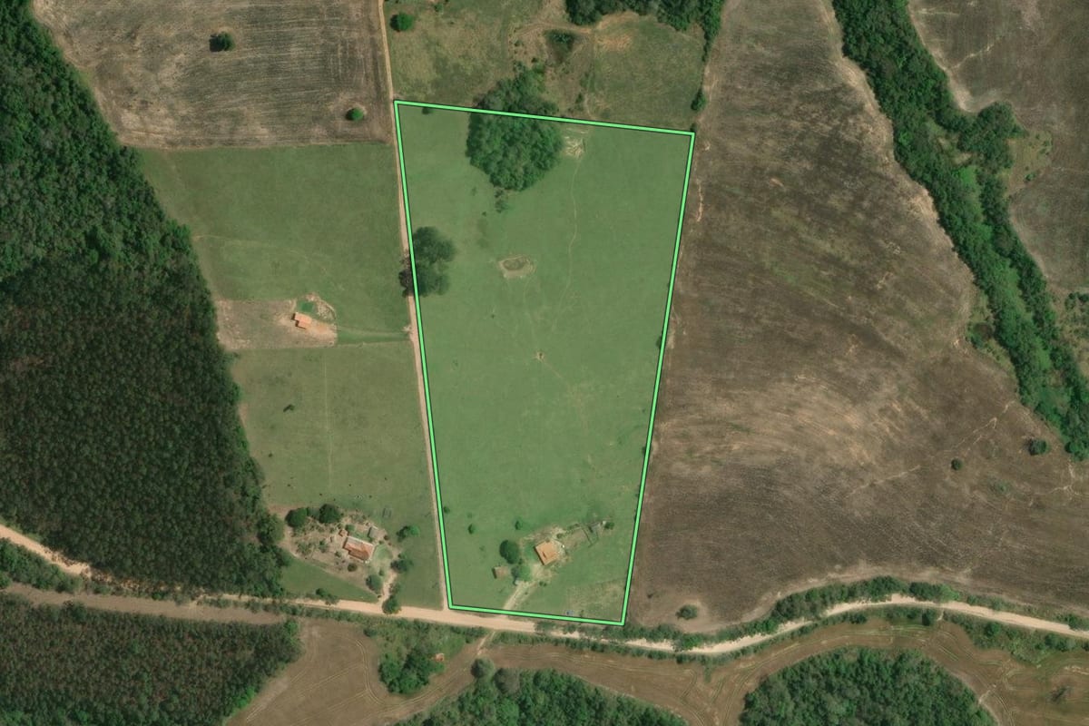 Imagem de satélite do imóvel rural em Itaberá (SP), com o contorno declarado no CAR desenhado por cima.