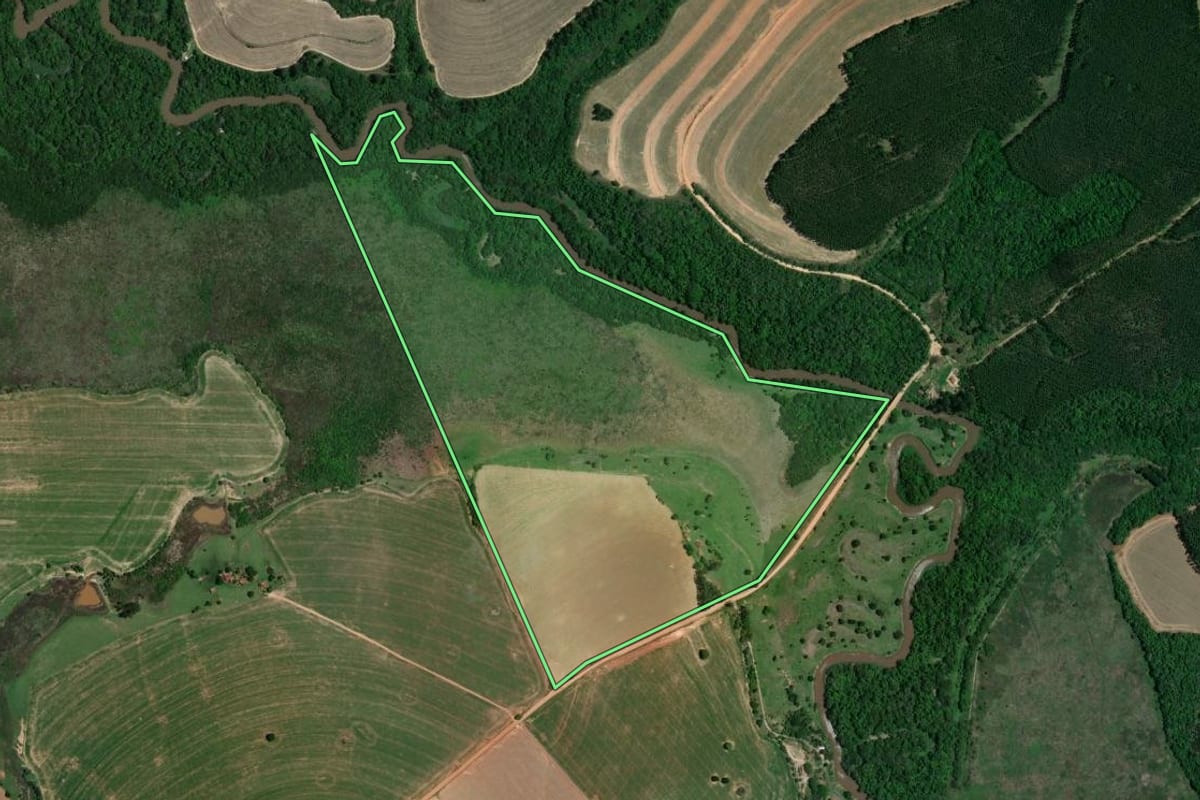 Imagem de satélite do imóvel rural em Itaberá (SP), com o contorno declarado no CAR desenhado por cima.