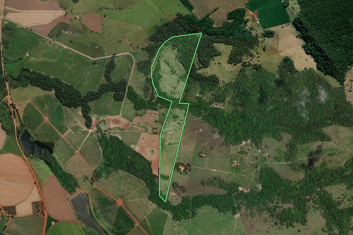 Imagem de satélite do imóvel rural em Itaí (SP), com o contorno declarado no CAR desenhado por cima.