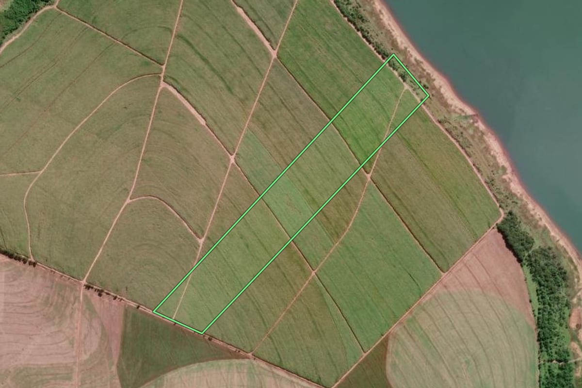 Imagem de satélite do imóvel rural em Itaí (SP), com o contorno declarado no CAR desenhado por cima.