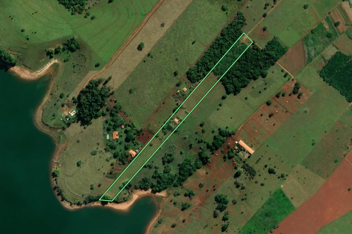 Imagem de satélite do imóvel rural em Itaí (SP), com o contorno declarado no CAR desenhado por cima.