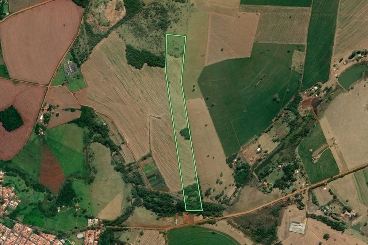 Imagem de satélite do imóvel rural em Itaí (SP), com o contorno declarado no CAR desenhado por cima.