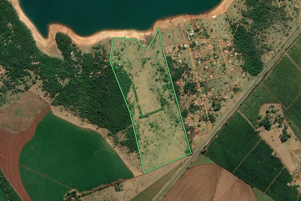 Imagem de satélite do imóvel rural em Itaí (SP), com o contorno declarado no CAR desenhado por cima.