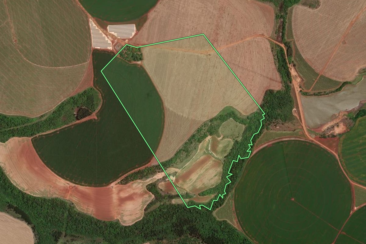 Imagem de satélite do imóvel rural em Itaí (SP), com o contorno declarado no CAR desenhado por cima.