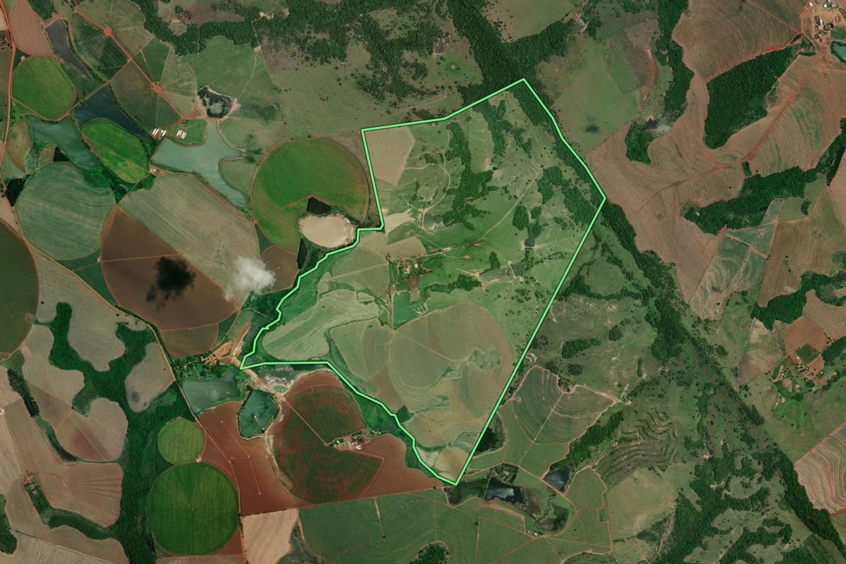 Imagem de satélite do imóvel rural em Itaí (SP), com o contorno declarado no CAR desenhado por cima.
