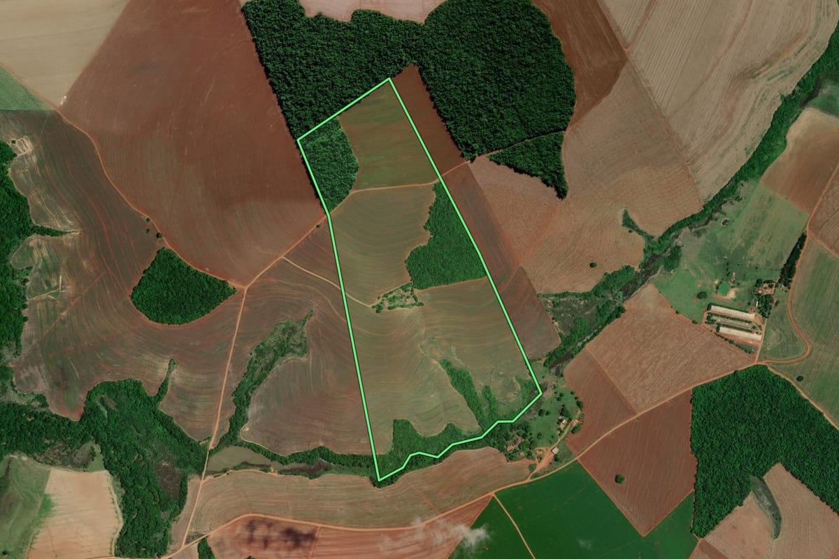 Imagem de satélite do imóvel rural em Itaí (SP), com o contorno declarado no CAR desenhado por cima.