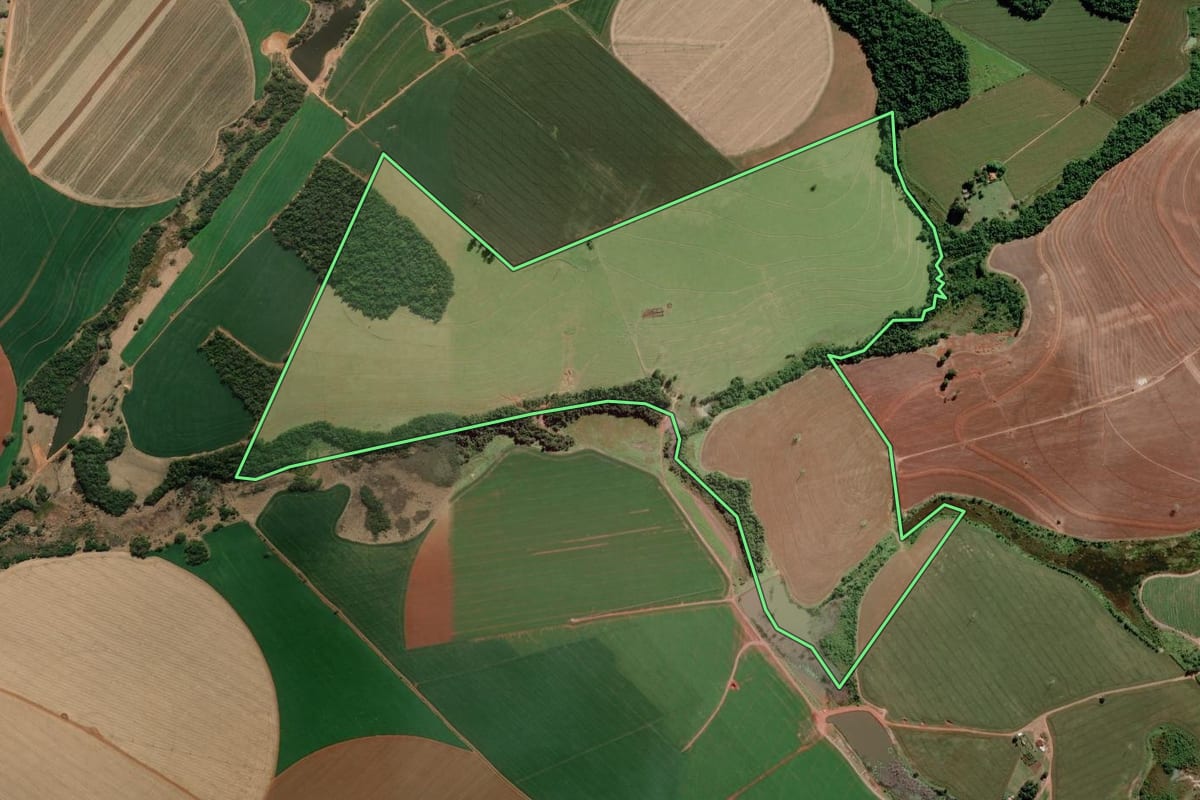 Imagem de satélite do imóvel rural em Itaí (SP), com o contorno declarado no CAR desenhado por cima.