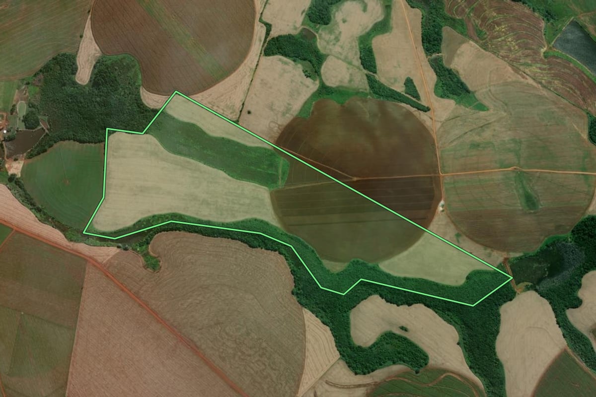 Imagem de satélite do imóvel rural em Itaí (SP), com o contorno declarado no CAR desenhado por cima.