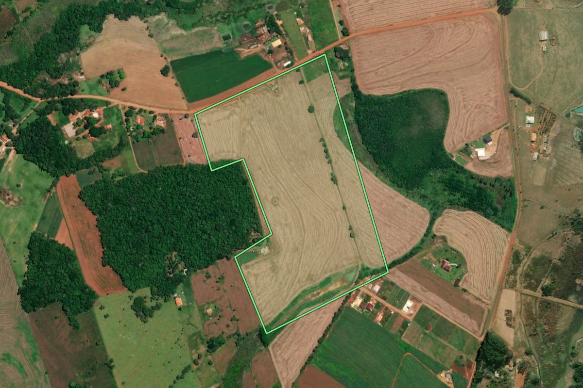 Imagem de satélite do imóvel rural em Itaí (SP), com o contorno declarado no CAR desenhado por cima.