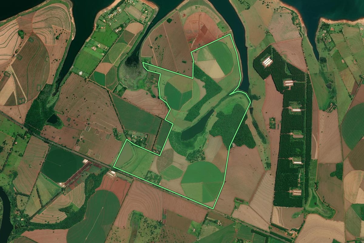 Imagem de satélite do imóvel rural em Itaí (SP), com o contorno declarado no CAR desenhado por cima.