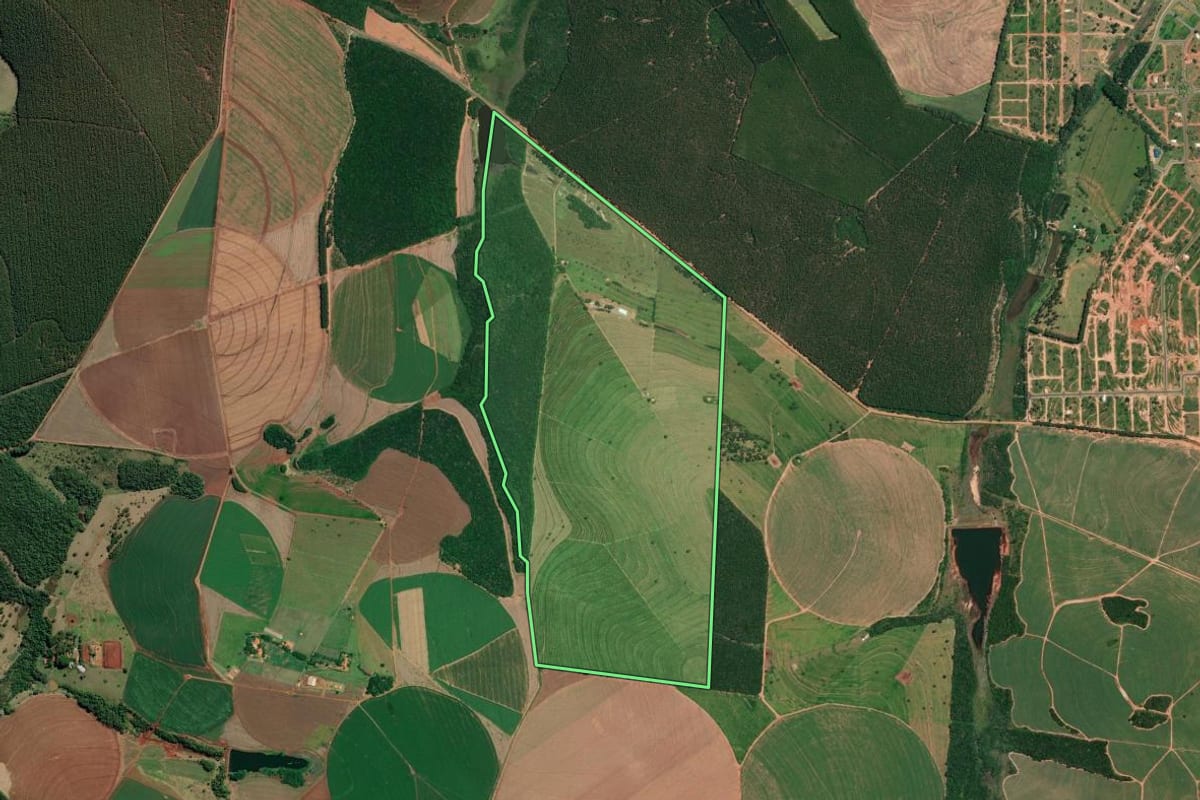 Imagem de satélite do imóvel rural em Itaí (SP), com o contorno declarado no CAR desenhado por cima.