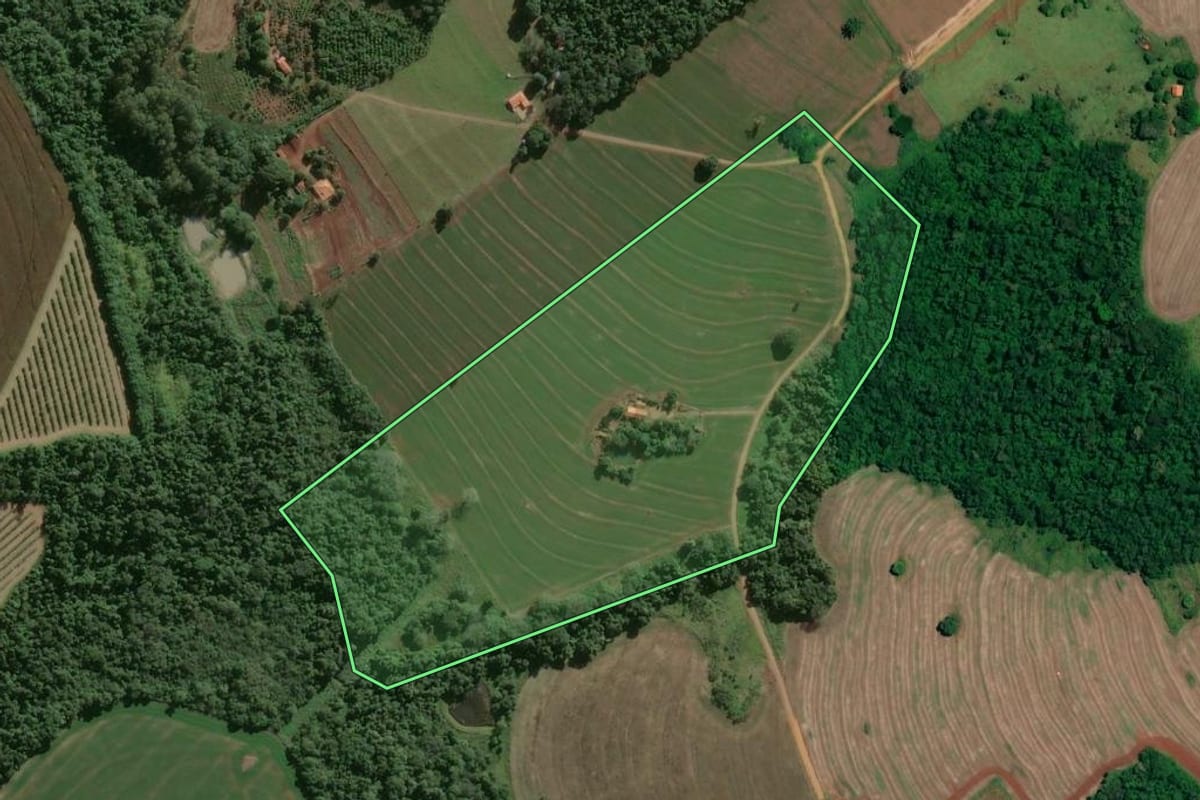 Imagem de satélite do imóvel rural em Itaí (SP), com o contorno declarado no CAR desenhado por cima.