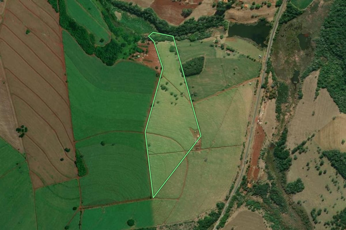 Imagem de satélite do imóvel rural em Itaí (SP), com o contorno declarado no CAR desenhado por cima.
