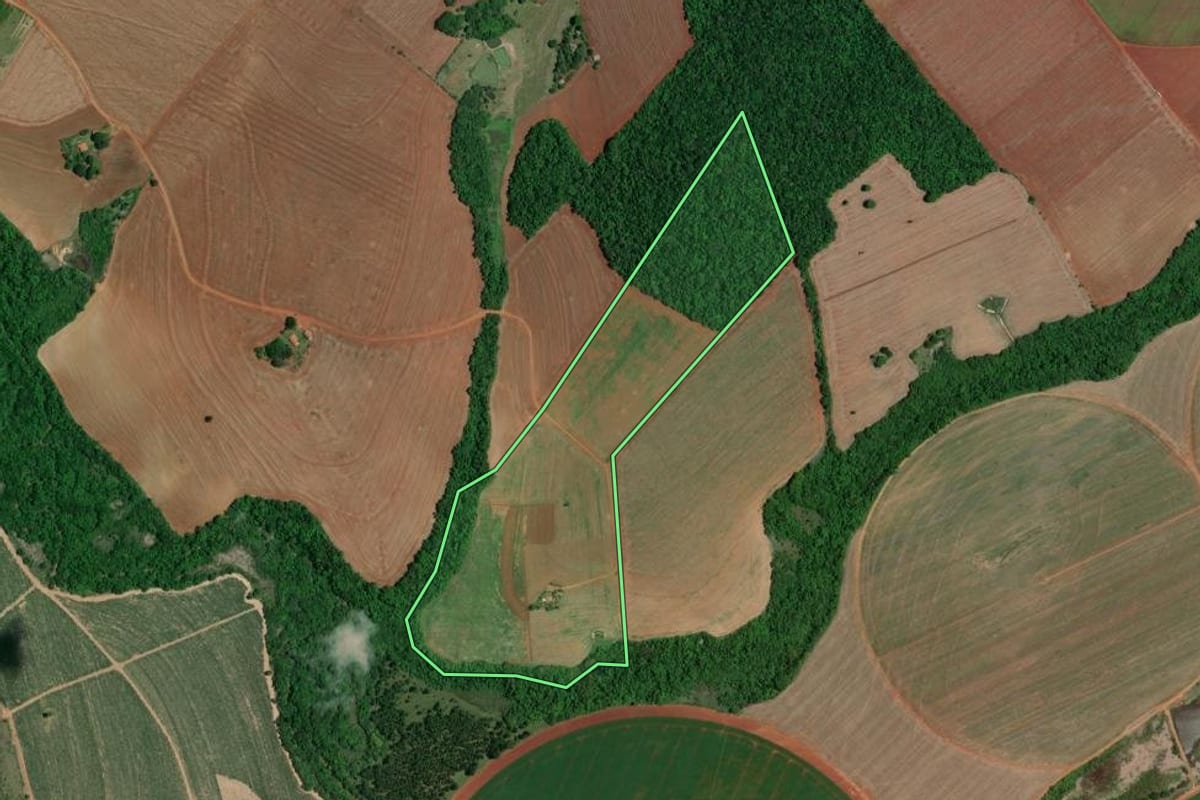 Imagem de satélite do imóvel rural em Itaí (SP), com o contorno declarado no CAR desenhado por cima.