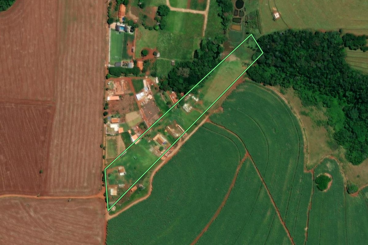 Imagem de satélite do imóvel rural em Itaí (SP), com o contorno declarado no CAR desenhado por cima.