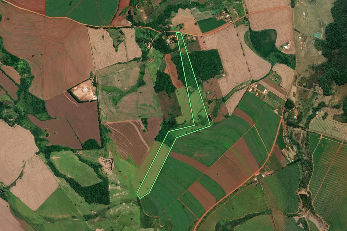 Imagem de satélite do imóvel rural em Itaí (SP), com o contorno declarado no CAR desenhado por cima.