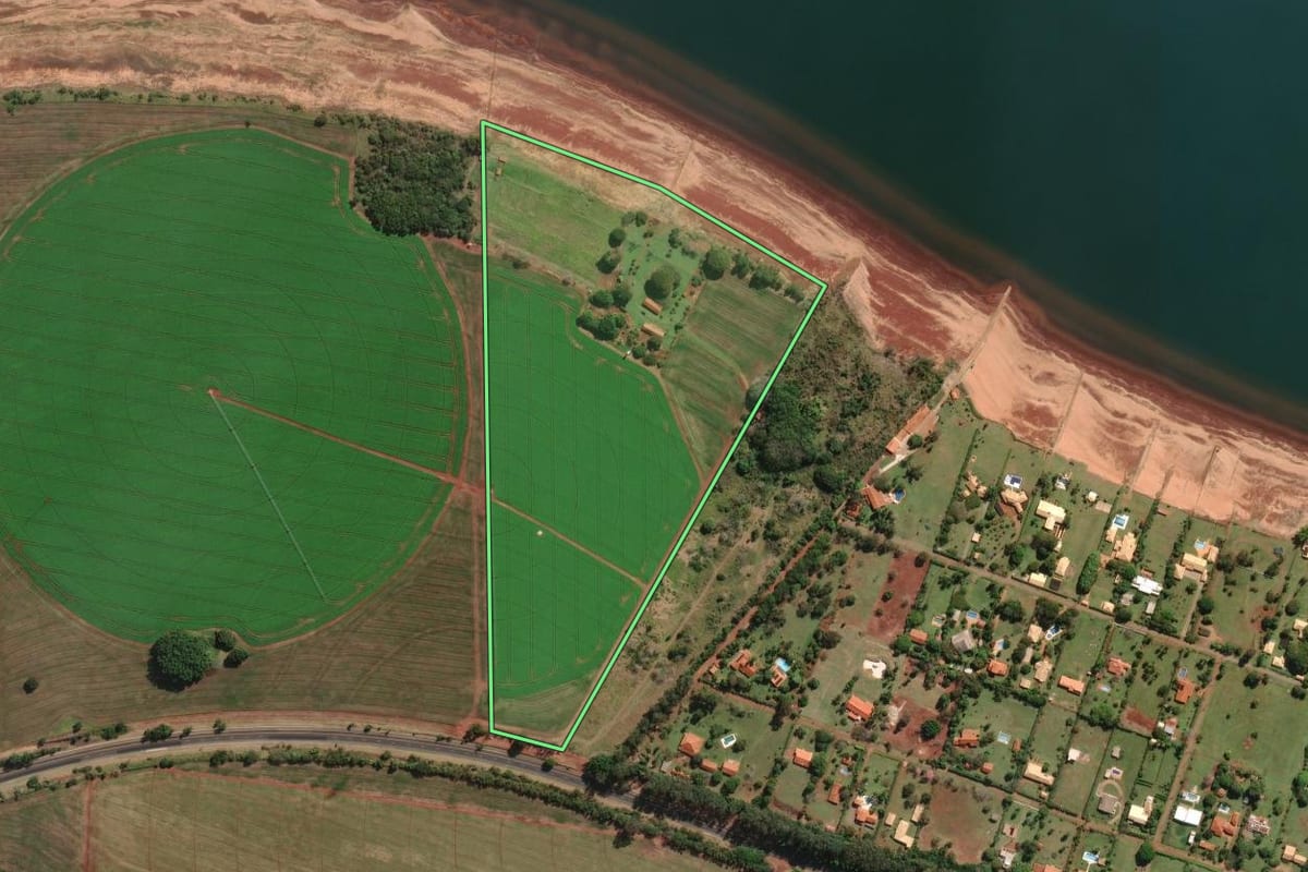 Imagem de satélite do imóvel rural em Itaí (SP), com o contorno declarado no CAR desenhado por cima.