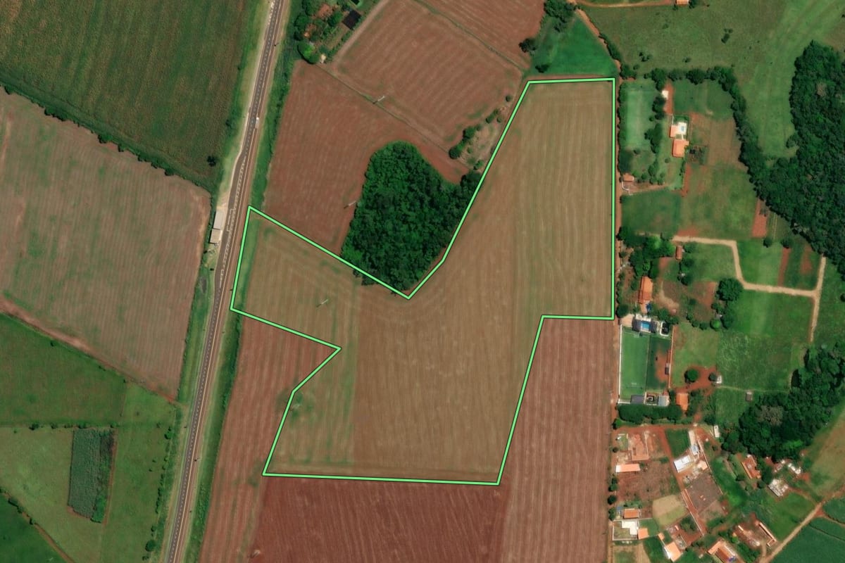 Imagem de satélite do imóvel rural em Itaí (SP), com o contorno declarado no CAR desenhado por cima.