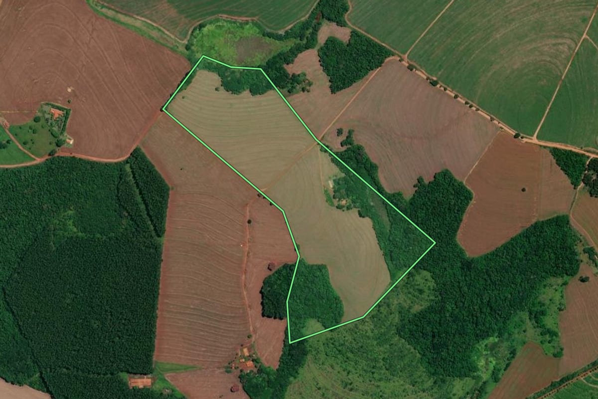 Imagem de satélite do imóvel rural em Itaí (SP), com o contorno declarado no CAR desenhado por cima.