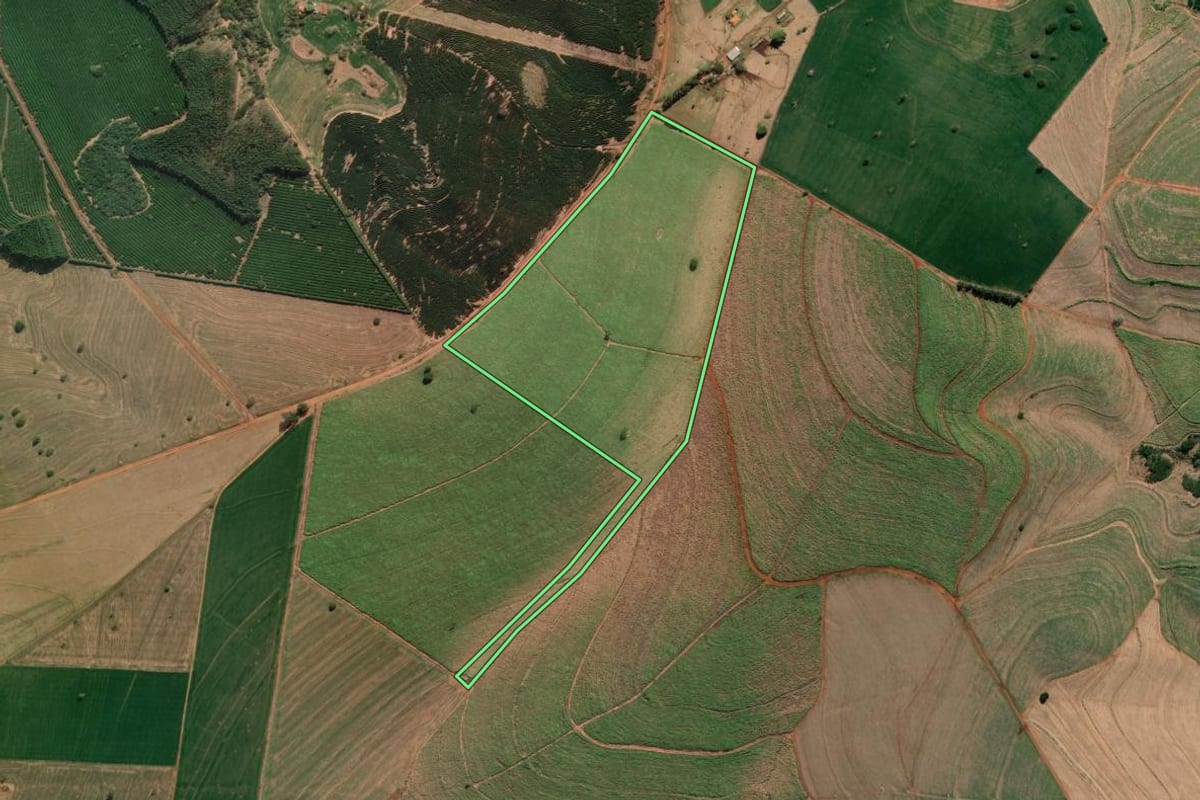 Imagem de satélite do imóvel rural em Itaí (SP), com o contorno declarado no CAR desenhado por cima.