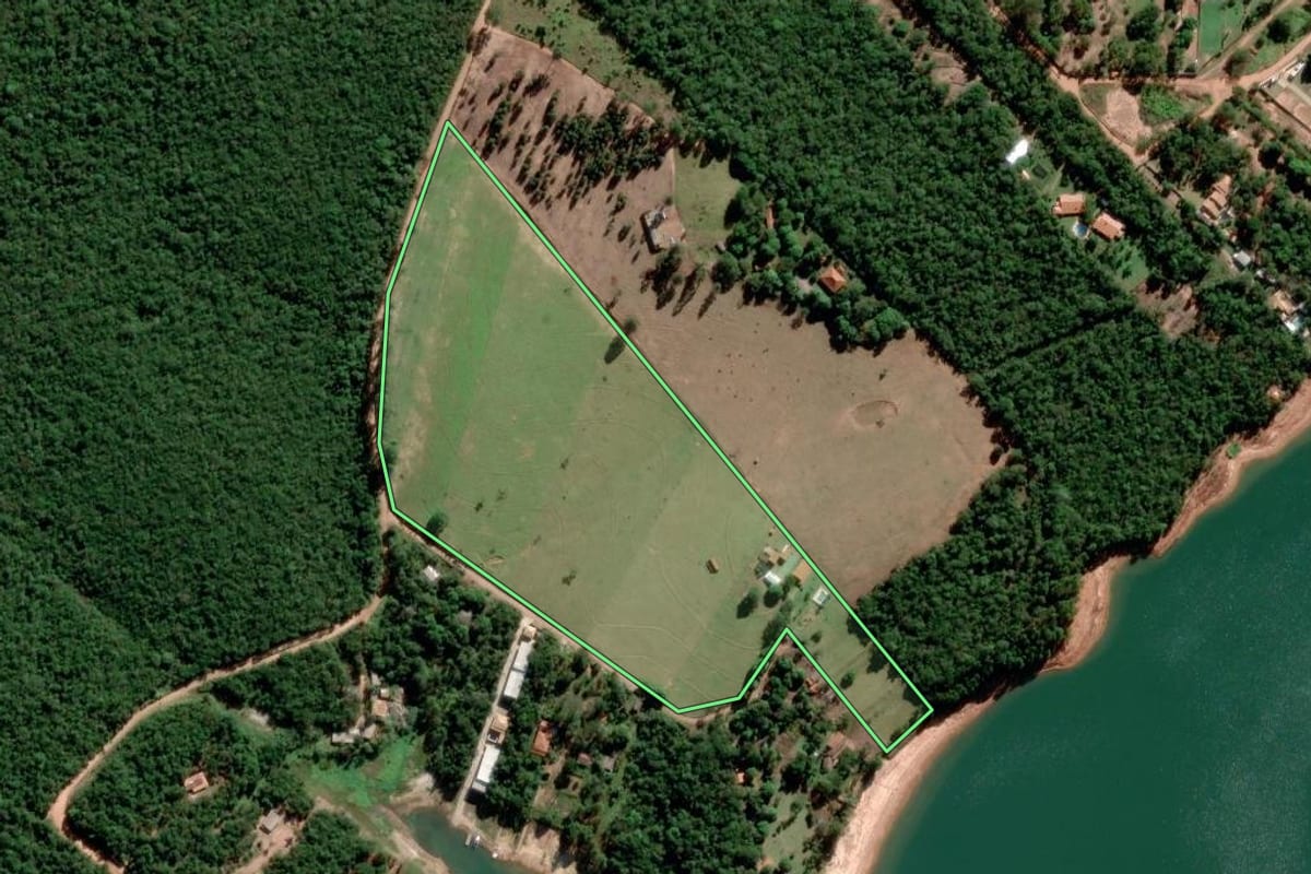 Imagem de satélite do imóvel rural em Itaí (SP), com o contorno declarado no CAR desenhado por cima.