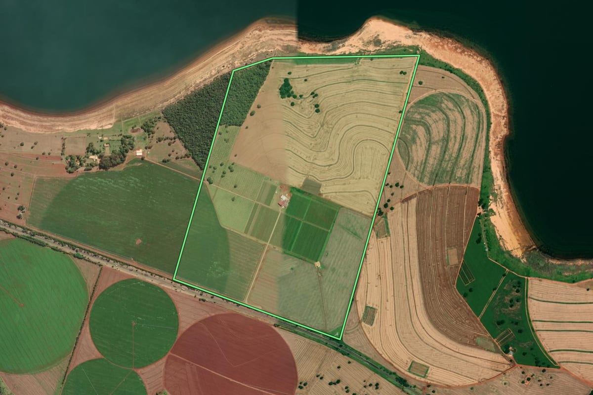 Imagem de satélite do imóvel rural em Itaí (SP), com o contorno declarado no CAR desenhado por cima.