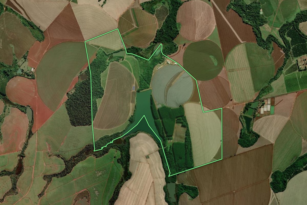 Imagem de satélite do imóvel rural em Itaí (SP), com o contorno declarado no CAR desenhado por cima.