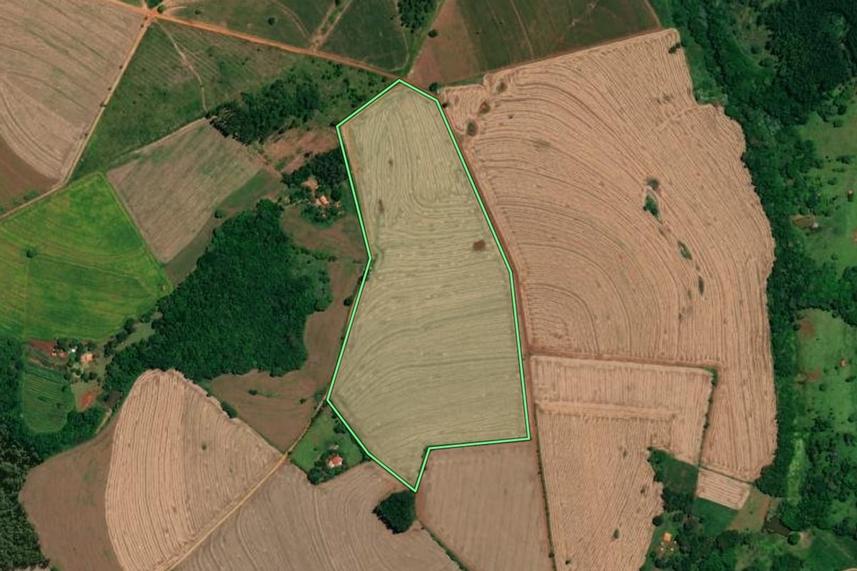 Imagem de satélite do imóvel rural em Itaí (SP), com o contorno declarado no CAR desenhado por cima.